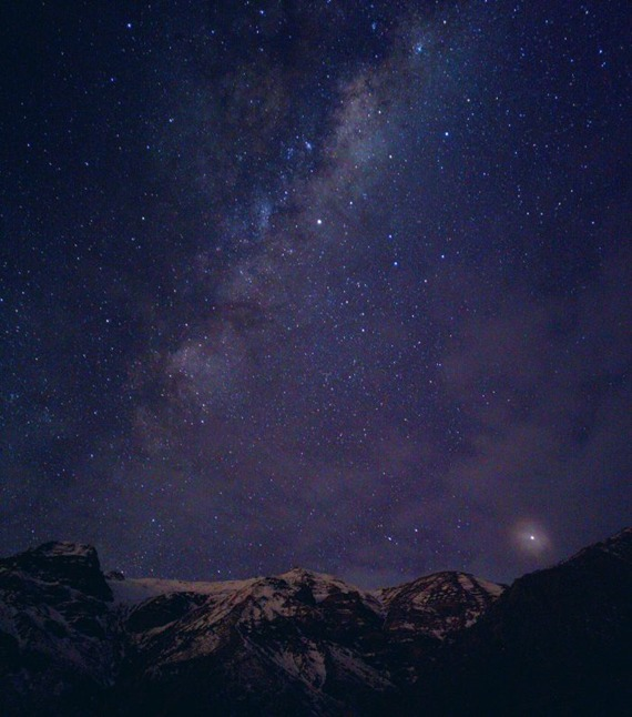 FOTO GANADORA EN CATEGORÍA PAISAJES - Fotografía de cielo nocturno estrellado. De fondo se encuentra la cordillera de los Andes