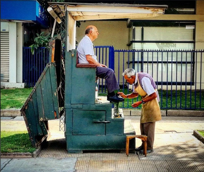FOTO GANADORA EN CATEGORÍA OFICIOS POPULARES - Fotografía de lustrador de zapatos ejerciendo su oficio